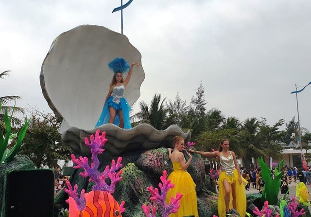 Mãn nhãn với những sắc màu carnival lần đầu tiên tại thành phố biển Sầm Sơn - 2 Mãn nhãn với những sắc màu carnival lần đầu tiên tại thành phố biển Sầm Sơn - 2