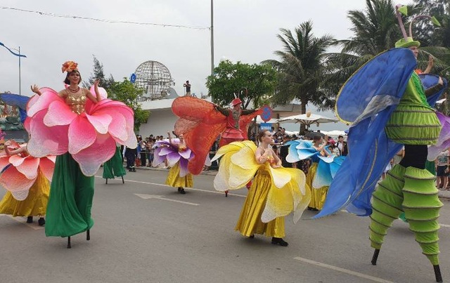 Mãn nhãn với những sắc màu carnival lần đầu tiên tại thành phố biển Sầm Sơn - 15 Mãn nhãn với những sắc màu carnival lần đầu tiên tại thành phố biển Sầm Sơn - 15