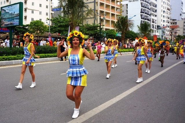 Mãn nhãn với những sắc màu carnival lần đầu tiên tại thành phố biển Sầm Sơn - 5 Mãn nhãn với những sắc màu carnival lần đầu tiên tại thành phố biển Sầm Sơn - 5