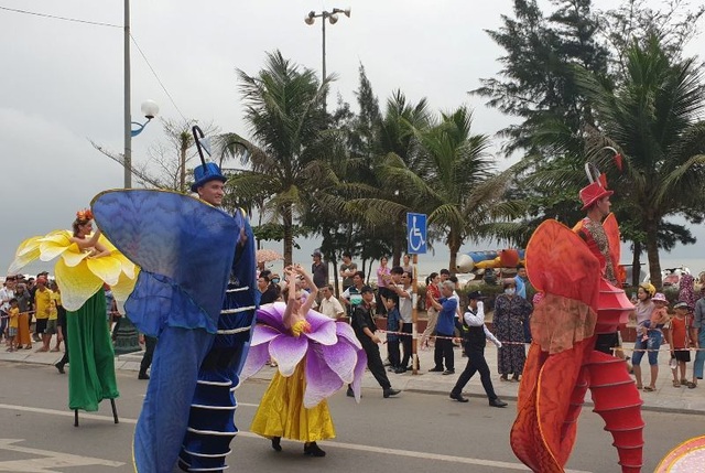 Mãn nhãn với những sắc màu carnival lần đầu tiên tại thành phố biển Sầm Sơn - 7 Mãn nhãn với những sắc màu carnival lần đầu tiên tại thành phố biển Sầm Sơn - 7