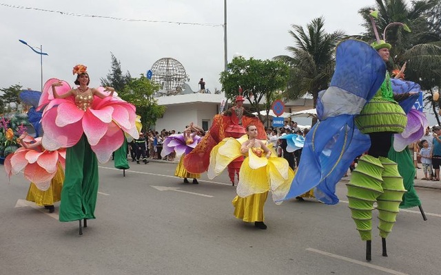 Mãn nhãn với những sắc màu carnival lần đầu tiên tại thành phố biển Sầm Sơn - 6 Mãn nhãn với những sắc màu carnival lần đầu tiên tại thành phố biển Sầm Sơn - 6