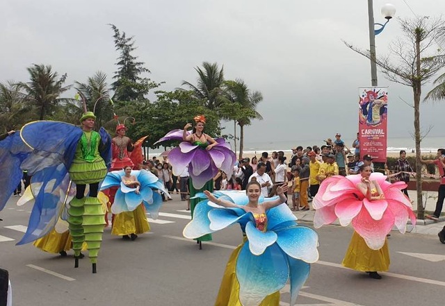 Mãn nhãn với những sắc màu carnival lần đầu tiên tại thành phố biển Sầm Sơn - 11 Mãn nhãn với những sắc màu carnival lần đầu tiên tại thành phố biển Sầm Sơn - 11