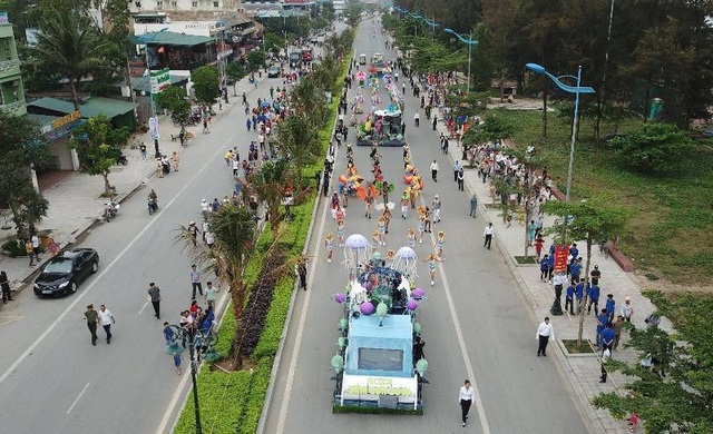 Mãn nhãn với những sắc màu carnival lần đầu tiên tại thành phố biển Sầm Sơn - 1 Mãn nhãn với những sắc màu carnival lần đầu tiên tại thành phố biển Sầm Sơn - 1