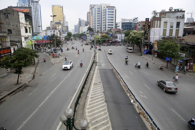 Hà Nội: Nhiều tuyến phố trung tâm vắng hoe, yên ả trong ngày đầu tiên nghỉ lễ - 12 Hà Nội: Nhiều tuyến phố trung tâm vắng hoe, yên ả trong ngày đầu tiên nghỉ lễ - 12
