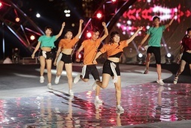 Sức hấp dẫn đặc biệt của sân chơi tài năng mới: Flashmob “Sóng tuổi trẻ” - 2 Sức hấp dẫn đặc biệt của sân chơi tài năng mới: Flashmob “Sóng tuổi trẻ” - 2