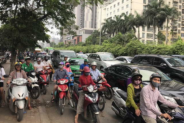 Hà Nội: Ùn tắc nghiêm trọng ở cửa ngõ, xe dù bến cóc hoành hành - 6 Hà Nội: Ùn tắc nghiêm trọng ở cửa ngõ, xe dù bến cóc hoành hành - 6