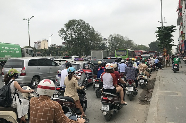 Hà Nội: Ùn tắc nghiêm trọng ở cửa ngõ, xe dù bến cóc hoành hành - 3 Hà Nội: Ùn tắc nghiêm trọng ở cửa ngõ, xe dù bến cóc hoành hành - 3