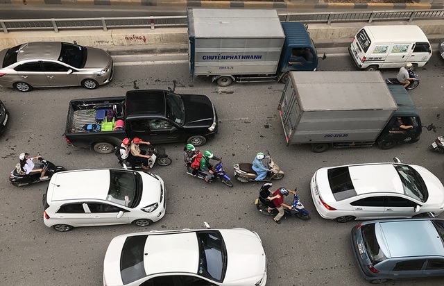 Hà Nội: Ùn tắc nghiêm trọng ở cửa ngõ, xe dù bến cóc hoành hành - 9 Hà Nội: Ùn tắc nghiêm trọng ở cửa ngõ, xe dù bến cóc hoành hành - 9