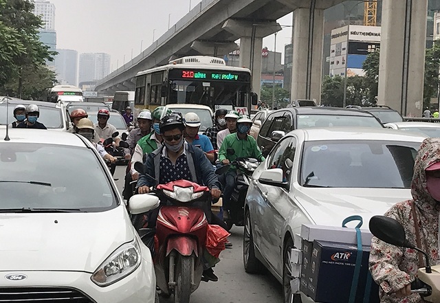 Hà Nội: Ùn tắc nghiêm trọng ở cửa ngõ, xe dù bến cóc hoành hành - 7 Hà Nội: Ùn tắc nghiêm trọng ở cửa ngõ, xe dù bến cóc hoành hành - 7
