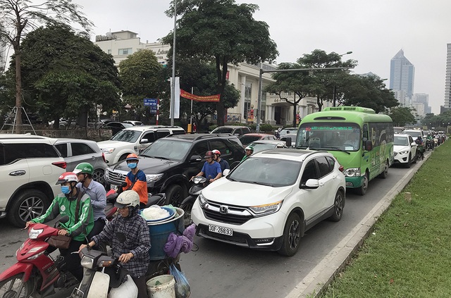 Hà Nội: Ùn tắc nghiêm trọng ở cửa ngõ, xe dù bến cóc hoành hành - 5 Hà Nội: Ùn tắc nghiêm trọng ở cửa ngõ, xe dù bến cóc hoành hành - 5