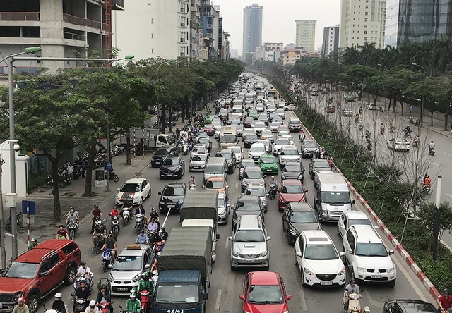 Hà Nội: Ùn tắc nghiêm trọng ở cửa ngõ, xe dù bến cóc hoành hành - 1 Hà Nội: Ùn tắc nghiêm trọng ở cửa ngõ, xe dù bến cóc hoành hành - 1