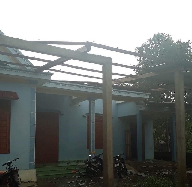 Lốc xoáy quét qua, 49 ngôi nhà tốc mái, nhiều diện tích cây trồng hư hại - 3 Lốc xoáy quét qua, 49 ngôi nhà tốc mái, nhiều diện tích cây trồng hư hại - 3