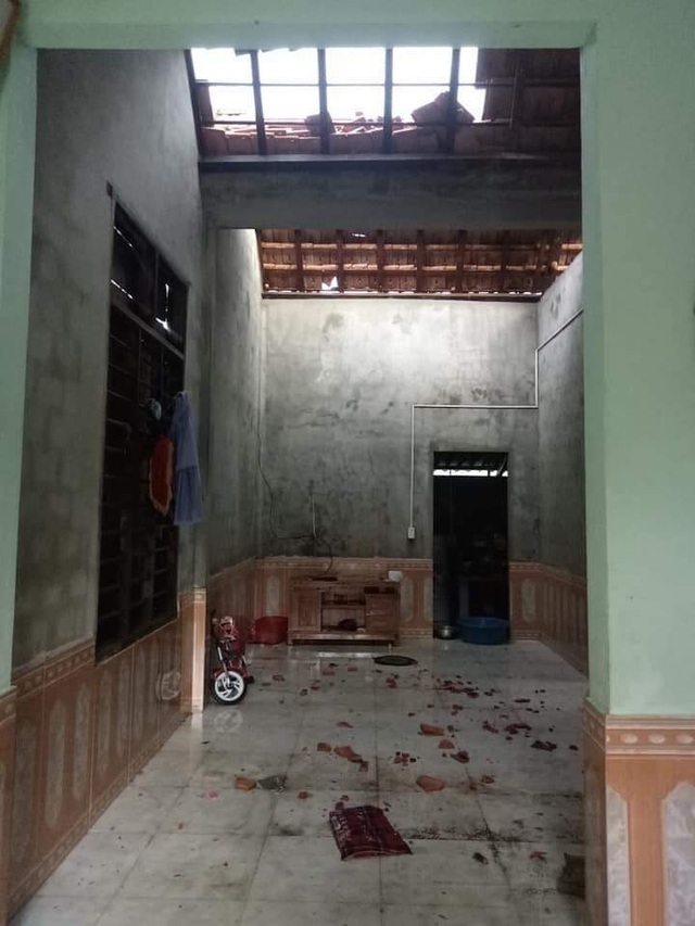 Lốc xoáy quét qua, 49 ngôi nhà tốc mái, nhiều diện tích cây trồng hư hại - 4 Lốc xoáy quét qua, 49 ngôi nhà tốc mái, nhiều diện tích cây trồng hư hại - 4