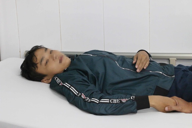 Công an vào cuộc vụ nam sinh bị hơn 20 bạn đánh hội đồng tại trường - 2 Công an vào cuộc vụ nam sinh bị hơn 20 bạn đánh hội đồng tại trường - 2