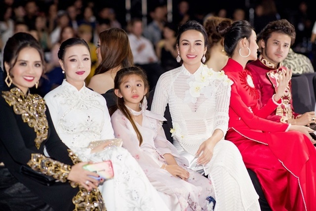 Thuý Diễm hoãn kỷ niệm ngày cưới đi catwalk với Trang Trần, Kim Dung - 11 Thuý Diễm hoãn kỷ niệm ngày cưới đi catwalk với Trang Trần, Kim Dung - 11