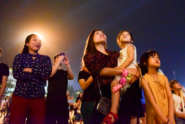 Hàng vạn người mãn nhãn với màn pháo hoa trong đêm khai hội Đền Hùng 2019 - 8