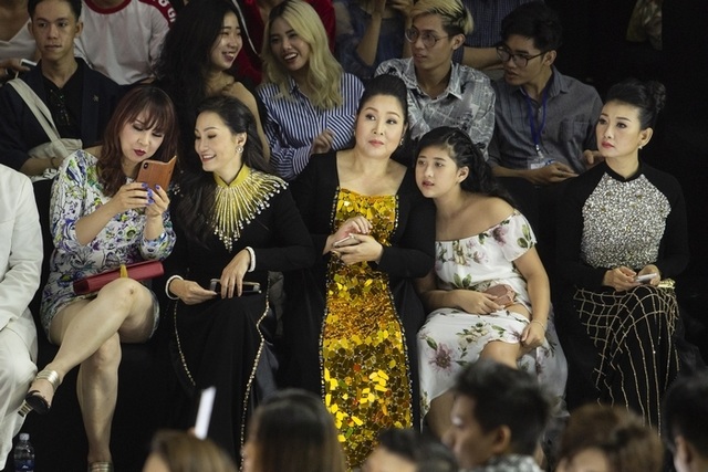 Thuý Diễm hoãn kỷ niệm ngày cưới đi catwalk với Trang Trần, Kim Dung - 10 Thuý Diễm hoãn kỷ niệm ngày cưới đi catwalk với Trang Trần, Kim Dung - 10