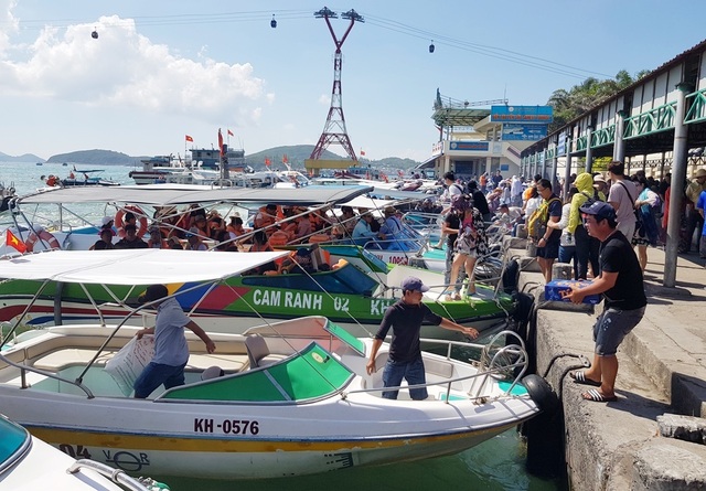 Khánh Hòa nghiêm cấm bè nổi không đủ điều kiện hoạt động, đón khách - 1 Khánh Hòa nghiêm cấm bè nổi không đủ điều kiện hoạt động, đón khách - 1