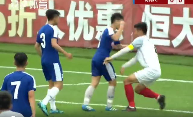 Cầu thủ U17 Hà Nội đấm thẳng vào mặt đối thủ ở giải giao hữu tại Trung Quốc