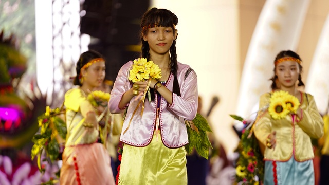 Nam thanh nữ tú các dân tộc hướng về giỗ Tổ Hùng Vương - 5 Nam thanh nữ tú các dân tộc hướng về giỗ Tổ Hùng Vương - 5