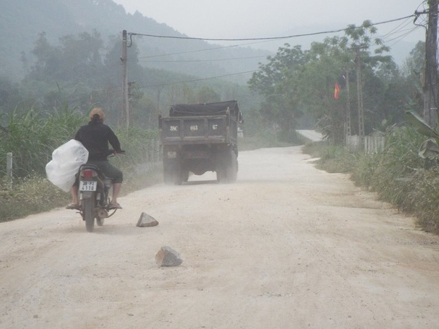 Hơn 10 năm sống mòn vì ô nhiễm, người dân phẫn nộ chặn xe tải vào mỏ! - 5 Hơn 10 năm sống mòn vì ô nhiễm, người dân phẫn nộ chặn xe tải vào mỏ! - 5