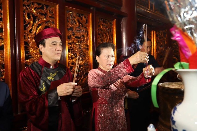 Chủ tịch Quốc hội dâng hương tưởng nhớ các Vua Hùng - 6 Chủ tịch Quốc hội dâng hương tưởng nhớ các Vua Hùng - 6