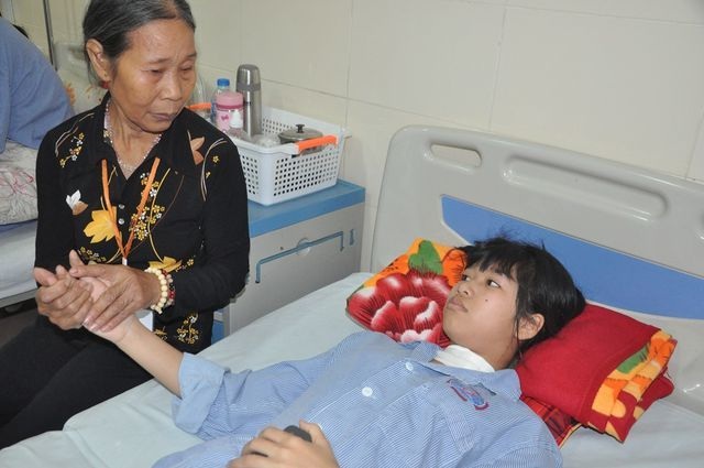 Gần 30 triệu đồng tiếp tục đến với bé Nga bị ung thư tuyến giáp - 2 Gần 30 triệu đồng tiếp tục đến với bé Nga bị ung thư tuyến giáp - 2
