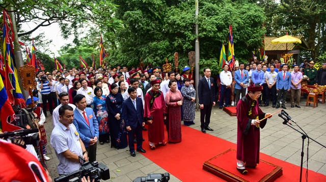 Chủ tịch Quốc hội dâng hương tưởng nhớ các Vua Hùng - 4 Chủ tịch Quốc hội dâng hương tưởng nhớ các Vua Hùng - 4