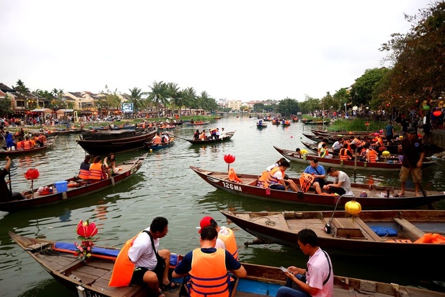 Phố cổ Hội An đông nghịt du khách ngày lễ Giỗ tổ mùng 10/3 - 5 Phố cổ Hội An đông nghịt du khách ngày lễ Giỗ tổ mùng 10/3 - 5
