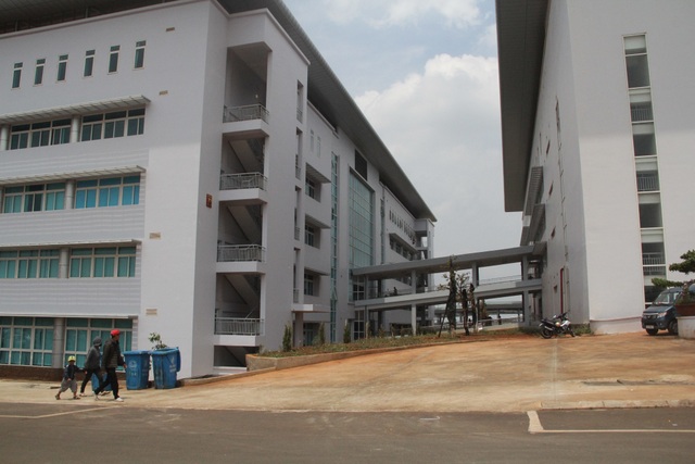 Bệnh viện nghìn tỷ mới đi vào hoạt động đã phải... xin tiền để sửa chữa - 2 Bệnh viện nghìn tỷ mới đi vào hoạt động đã phải... xin tiền để sửa chữa - 2