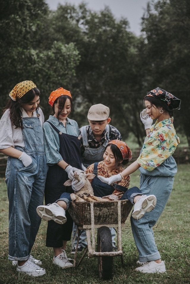 Ảnh kỷ yếu “nông trại vui vẻ” trên thảo nguyên của học sinh Nghệ An - 5 Ảnh kỷ yếu “nông trại vui vẻ” trên thảo nguyên của học sinh Nghệ An - 5