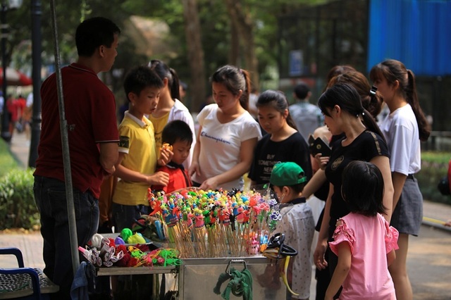 Vườn thú, công viên Hà Nội đông nghịt người trong ngày nghỉ lễ - 5