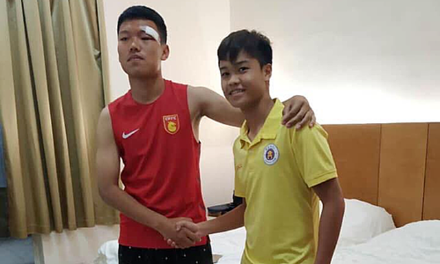 Đội trưởng U17 Hà Nội tới tận phòng xin lỗi đối thủ Trung Quốc sau vụ đấm vào mặt - 1 Đội trưởng U17 Hà Nội tới tận phòng xin lỗi đối thủ Trung Quốc sau vụ đấm vào mặt - 1
