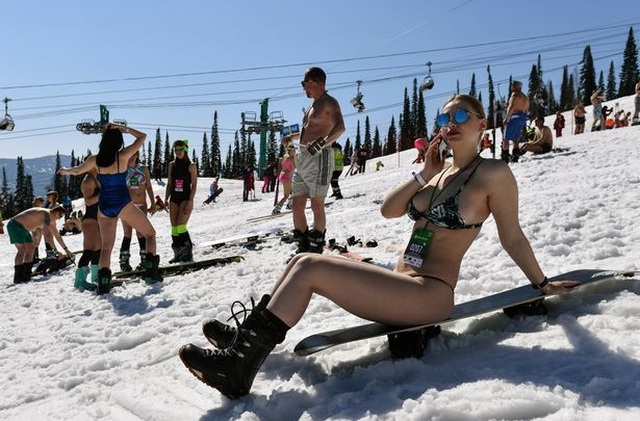Mặc cái lạnh 15 độ C, hàng trăm cô gái xinh diện bikini trượt tuyết ở Nga