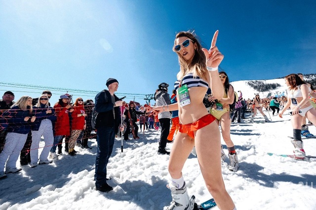 Mặc cái lạnh 15 độ C, hàng trăm cô gái xinh diện bikini trượt tuyết ở Nga - Ảnh minh hoạ 2