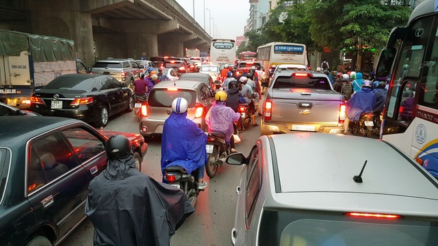 Dòng người đội mưa đổ về Hà Nội cuối ngày nghỉ lễ Giỗ Tổ - 6 Dòng người đội mưa đổ về Hà Nội cuối ngày nghỉ lễ Giỗ Tổ - 6