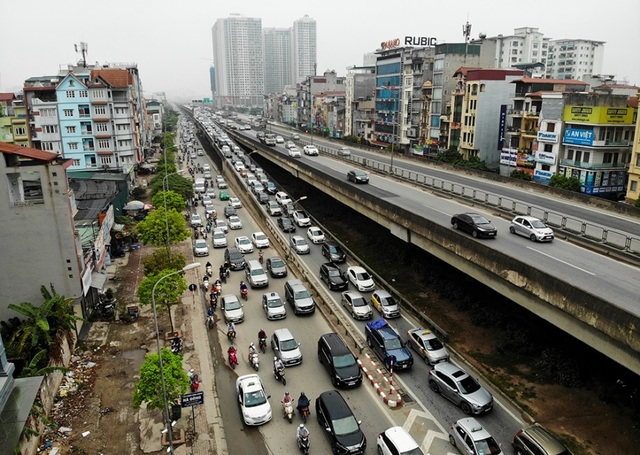 Dòng người đội mưa đổ về Hà Nội cuối ngày nghỉ lễ Giỗ Tổ - 14 Dòng người đội mưa đổ về Hà Nội cuối ngày nghỉ lễ Giỗ Tổ - 14