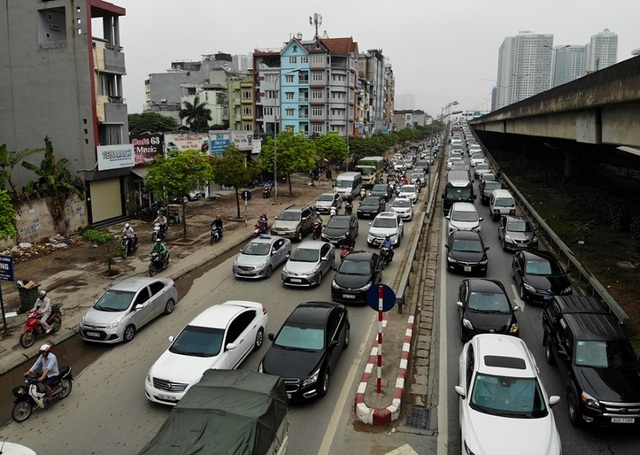 Dòng người đội mưa đổ về Hà Nội cuối ngày nghỉ lễ Giỗ Tổ - 13 Dòng người đội mưa đổ về Hà Nội cuối ngày nghỉ lễ Giỗ Tổ - 13