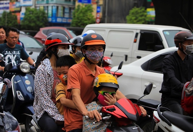 Dòng người đội mưa đổ về Hà Nội cuối ngày nghỉ lễ Giỗ Tổ - 10 Dòng người đội mưa đổ về Hà Nội cuối ngày nghỉ lễ Giỗ Tổ - 10