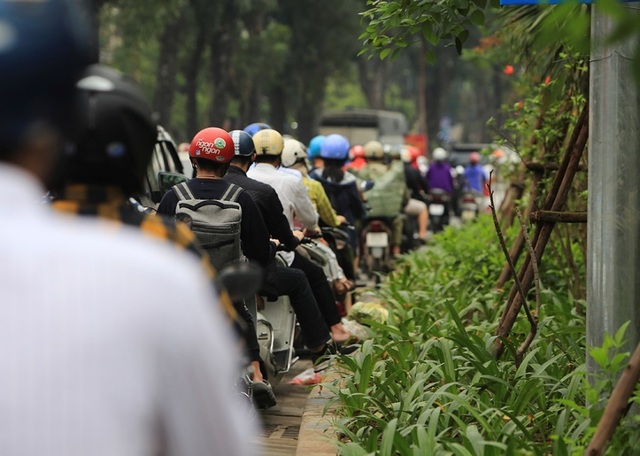 Dòng người đội mưa đổ về Hà Nội cuối ngày nghỉ lễ Giỗ Tổ - 15 Dòng người đội mưa đổ về Hà Nội cuối ngày nghỉ lễ Giỗ Tổ - 15