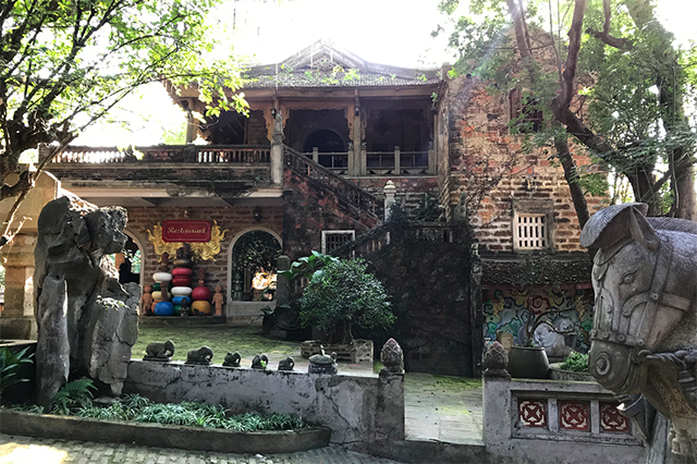 “Xẻ thịt” rừng Sóc Sơn: Mạnh tay với nhà nhỏ, nương tay với “biệt phủ”? - 2 “Xẻ thịt” rừng Sóc Sơn: Mạnh tay với nhà nhỏ, nương tay với “biệt phủ”? - 2