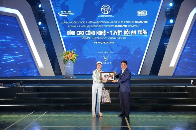 Việt Nam Grand Prix tặng 10.000 mũ bảo hiểm cho học sinh, sinh viên - 3 Việt Nam Grand Prix tặng 10.000 mũ bảo hiểm cho học sinh, sinh viên - 3