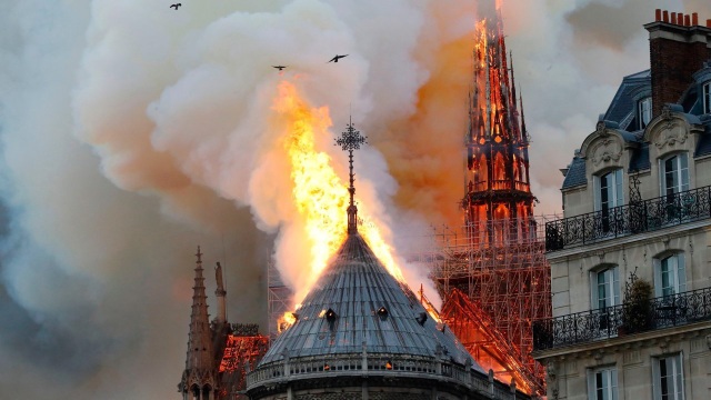 Victor Hugo đã từng miêu tả cảnh lửa cháy tại nhà thờ Đức Bà Paris như thế nào?