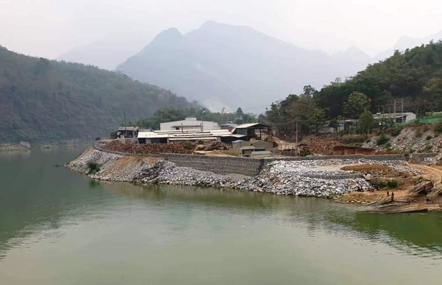 Đổ hàng nghìn khối đá lấn sông: Phương án phòng chống lũ? - 1 Đổ hàng nghìn khối đá lấn sông: Phương án phòng chống lũ? - 1