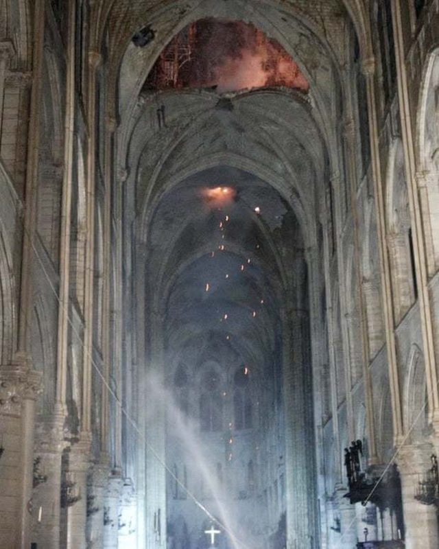 Những hình ảnh đầu tiên bên trong Nhà thờ Đức Bà Paris sau hỏa hoạn dữ dội - 4