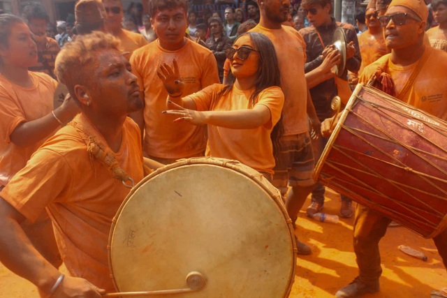 Bình minh đỏ: Lễ hội Sindoor Jatra ở Nepal - Ảnh minh hoạ 3