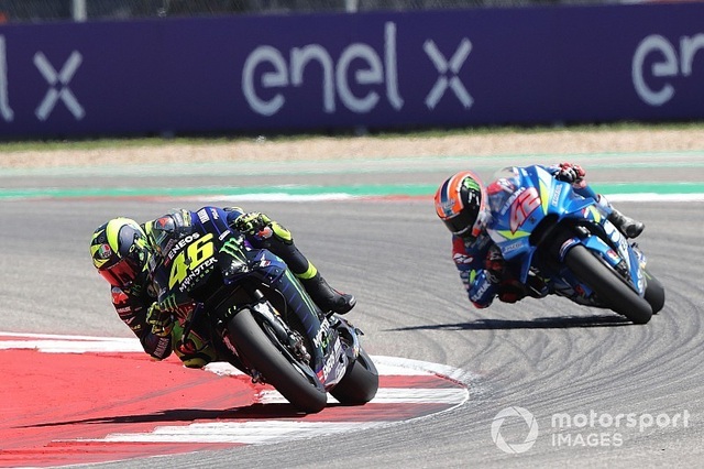 Alex Rins thắng ấn tượng trong ngày Marquez gặp tai nạn - 4