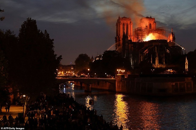Pháp: Nhà thờ Đức Bà Paris chìm trong biển lửa - 11
