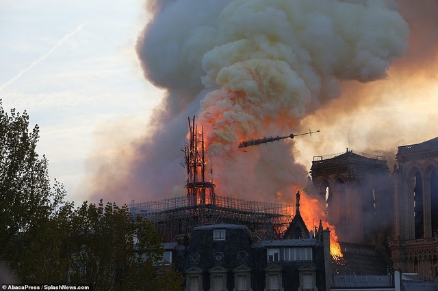 Pháp: Nhà thờ Đức Bà Paris chìm trong biển lửa - 10