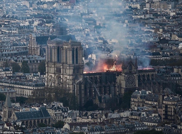 Pháp: Nhà thờ Đức Bà Paris chìm trong biển lửa - 6